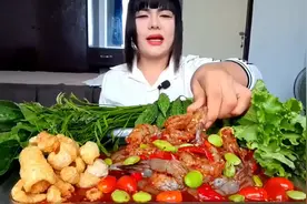 【泰国美食吃秀】酸辣虾 苦瓜 肉泡 生菜 臭菜 生吃视频封面