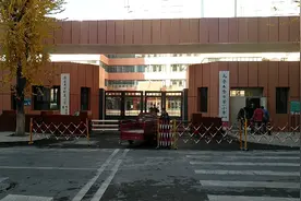 新建的乌鲁木齐第一小学明德路校区视频封面