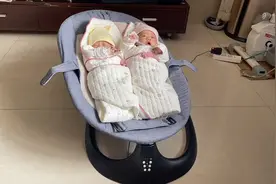 新手妈妈网上买来哄娃神器，双胞胎婴儿很开心，宝爸宝妈更轻松了视频封面