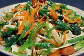 厨师长教你菠菜拌豆皮的家常做法，步骤详细，爽口解腻下酒又下饭视频封面