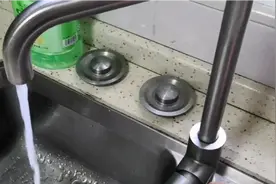 厨房龙头出水很小，教你一招自己动手维修，别再花钱请师傅上门了