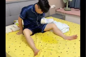 整蛊老公尿床后的反应够我笑一年！