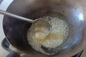 糖色怎样炒不炸锅，加水不会结块，看我轻松炒出红润油亮的糖色！视频封面