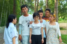 短剧：女保安见义勇为，以一打三，太酷了视频封面