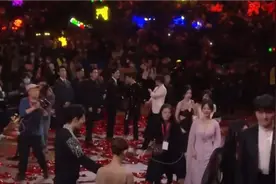肖战特意放慢脚步等杨紫出现，俩人一见面就笑，默契感十足视频封面