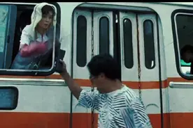 售票员用钱猛砸暴发户！真实反映八九十年代上海街头公交拥挤程度视频封面