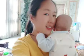 一个52天的宝宝就给我竖起来靠背抱，对宝宝有影响吗？