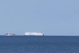山东威海的海上，开来一艘比日岛还大的船视频封面