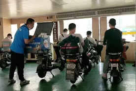 武汉关码头到中华路码头1.5元轮渡，游客多在二楼看江水流船舶游视频封面