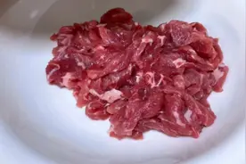 无论炒什么肉，不要用盐和料酒腌制，大厨教你1招，肉丝鲜嫩不腥