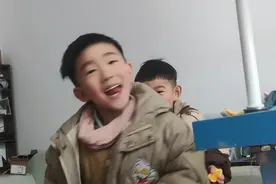 拿别人家小宝贝玩具玩的兴高采烈视频封面