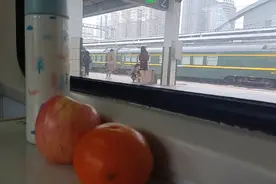 一个人坐在靠窗车上看着窗外的风景心中五味杂陈一水二果平安吉祥视频封面