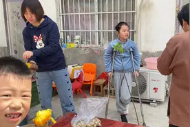 外甥女的腿打了石膏，小柱送来礼物安慰，说这是我爸花钱买的视频封面