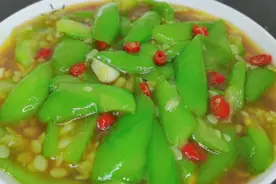 为什么你炒的丝瓜发黑不好吃，学会这一招，翠绿清爽，营养不流失