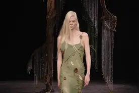 时装秀| Acne Studios 23秋冬 森林魔幻 破旧风格视频封面
