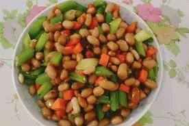 芹菜花生米咸菜，水开+花生+花椒+大料+少许盐，煮七八分钟即可。