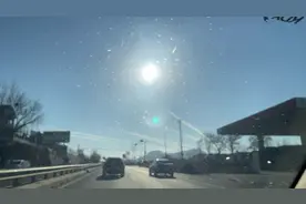 天空出现不明物体，白色，8.9.条线，链接一起，吓人，外星人，视频封面