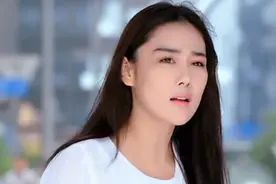 美女在街上捡到一千万准备还给失主，没想到别人居然说她是骗子视频封面