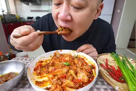 一盘辣白菜肉酱盖饭，一口一个小米辣，配着小葱蘸酱吃，绝了视频封面