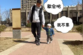 14个月宝宝出门就要狂奔，追小狗哼小曲，最后累的竟然成这样了！视频封面