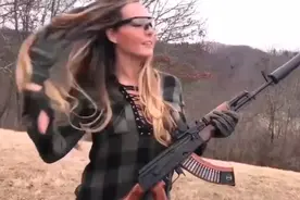 美女用AK47打连发，压枪技术很棒视频封面