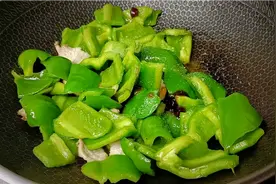 炒青椒好吃有技巧，下锅前多加一个步骤，脆爽入味，特别好吃