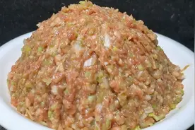 芹菜馅饺子怎么调好吃？焯水挤水都不对，大厨教你正确做法，真香视频封面