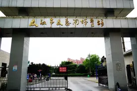 藏在主城区的古老体育场，运动设施免费开放却丧失赛事举办功能视频封面