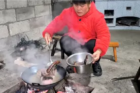今年第一次煮腊肉香肠犒劳自己，简单的原生态做法，直接吃两碗饭视频封面