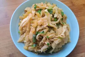 家人最爱吃的土豆焖面，土豆绵纱，面条入味好吃，给肉都不换！视频封面