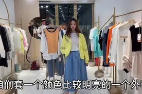 牛仔半裙搭配V领条纹小衫，时尚显瘦还减龄，微胖也能驾驭！视频封面