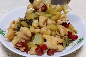 生炒酸菜肥肠，学会像我这样做，清脆爽口，酸辣开胃超下饭视频封面