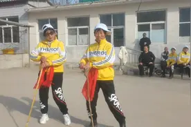 跳舞大队进村，把村里乡亲们逗的乐开花了，笑一笑十年少开心就好视频封面