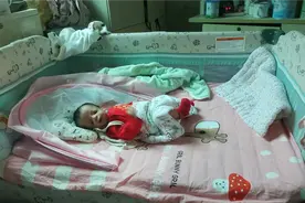月子里小婴儿耳朵畸形，看看能治吗，爸爸和上海耳科医生怎么说的视频封面