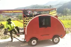 姑娘独自一人拉车，徒步4年，走遍大半个中国！视频封面