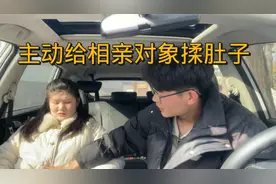 相亲对象有点不舒服，小伙连忙带她去医院，还主动帮她揉肚子视频封面