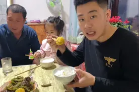 铁锅炖排骨玉米，搭配老妈自制的小咸菜，这样的晚饭你喜欢吃么？