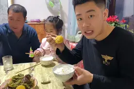 铁锅炖排骨玉米，搭配老妈自制的小咸菜，这样的晚饭你喜欢吃么？