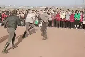 河南洛阳农村男女自由摔跤比赛 ，光头挑战三朵金花， 看看谁赢了视频封面