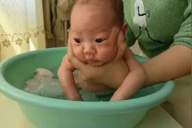 早产宝贝十万回到家的第八天终于下手给她洗澡了，八天长了五两。视频封面