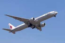 大飞机与小飞机起飞对比明显视频封面