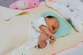 不知道咋滴就把小孩弄哭了，还不会哄，白天睡觉，晚上醒了玩一会视频封面