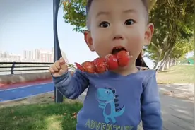 为了充当小仙女 用一个糖葫芦收买2岁儿子 让他叫姐姐 太搞笑了😂