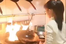 江西九岁女孩厨艺一流，人称《炒菜小霸王》拥有粉丝60万红一路走视频封面