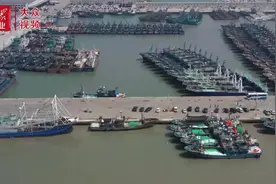 荣成的100艘鱿鱼专项捕捞渔船起锚图片