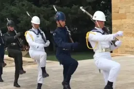 土耳其安卡拉卫兵列队换岗，列兵走出六亲不认的步伐视频封面