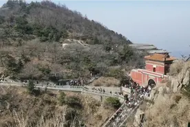 周末泰山游山下突发山火，直升机全程灭火我们坐缆车火速下山视频封面