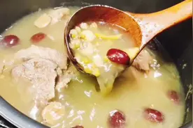 夏天湿热，学会这道绿豆茯苓骨头汤，祛湿又清热解毒，太好喝了