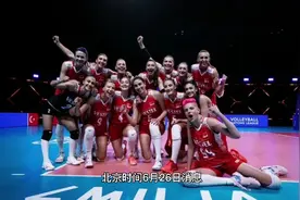 美国女排3比1战胜巴西，第二次斩获三连冠视频封面