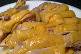 广东隔水蒸鸡正确做法，用料简单，鸡肉滑嫩口感好，比白切鸡好吃